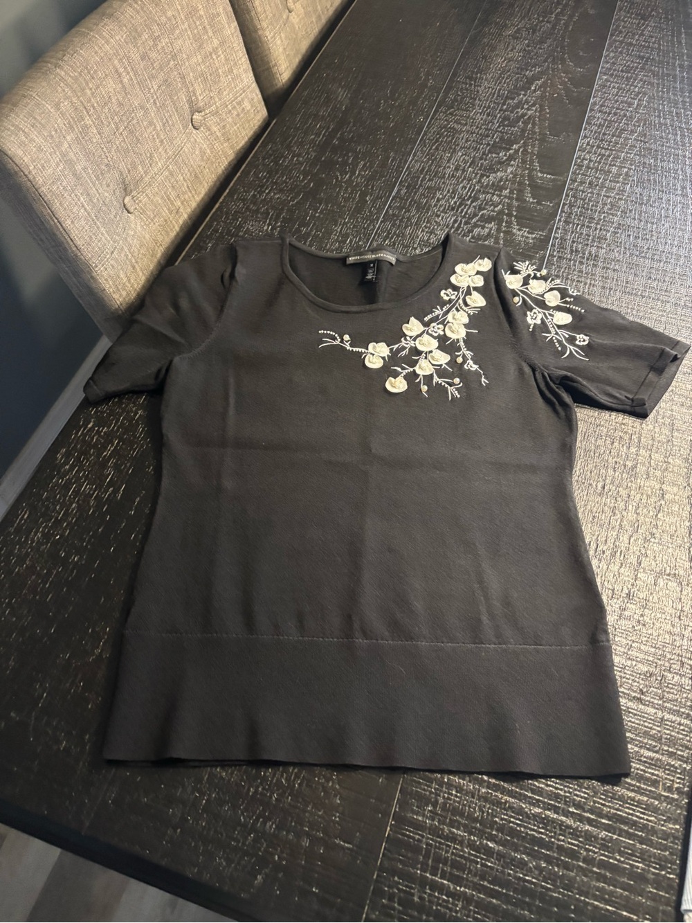White House Black Market Blue and White Floral V-Neck Ruffle Sleeve Top - Picture 4 of 5
